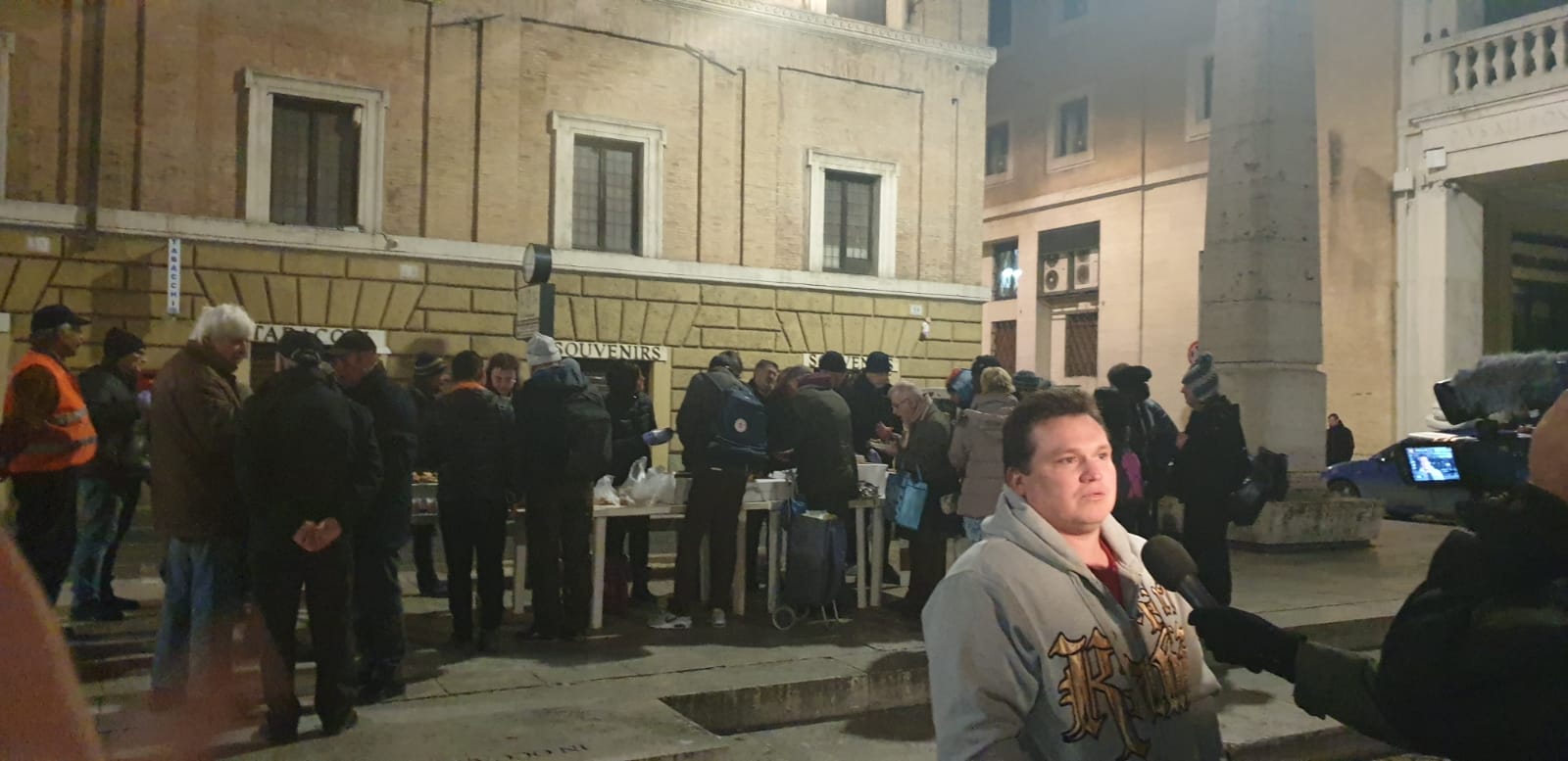 I detenuti dell'Isola Solidale hanno cucinato e distribuito i pasti ai senzatetto di San Pietro