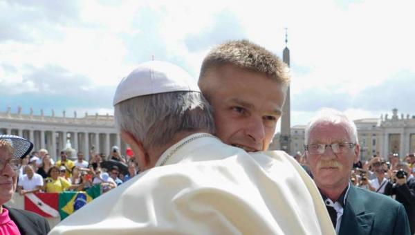 L'abbraccio del Papa a Tomasz, 18 anni in cella da innocente